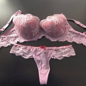 La Mystère bra and thong set!! ❤️💜